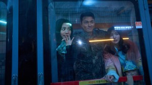 Shin Seung Ho diapit Nana dan Chae Soo Bin. Kelihatannya lokasi syuting Omniscient Reader penuh canda tawa ya! (Foto: dok. Lotte Cultureworks)