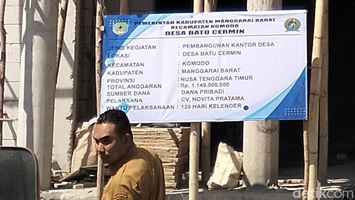 Papan informasi proyek di depan bangunan kantor Desa Batu Cermin di Labuan Bajo. Yang menarik perhatian adalah keterangan sumber dana pada papan tersebut yang bertuliskan: Dana Pribadi. (Foto: Ambrosius Ardin/detikBali)