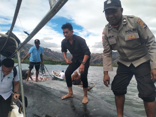 Paus berukuran raksasa ditemukan mati terdampar di Pantai Temkuna, Desa Humusu Wini, Kecamatan Insana Utara, Kabupaten TTU, NTT, Rabu (30/7/2025). (Dok. Polres TTU)