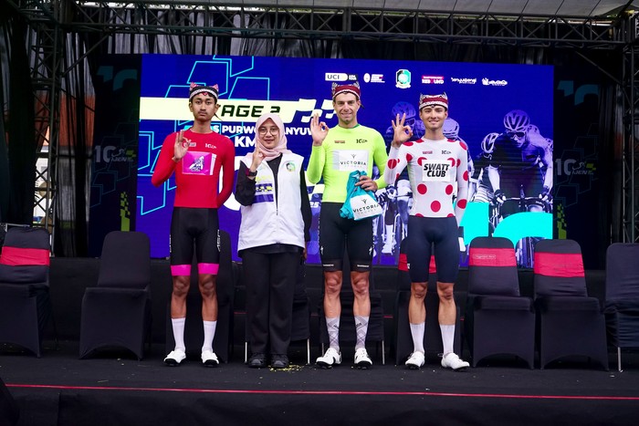 Pebalap asal Italia, Nicolo Pettiti tampak bahagia usai menyelesaikan etape kedua Tour de Banyuwangi Ijen (TdBI).