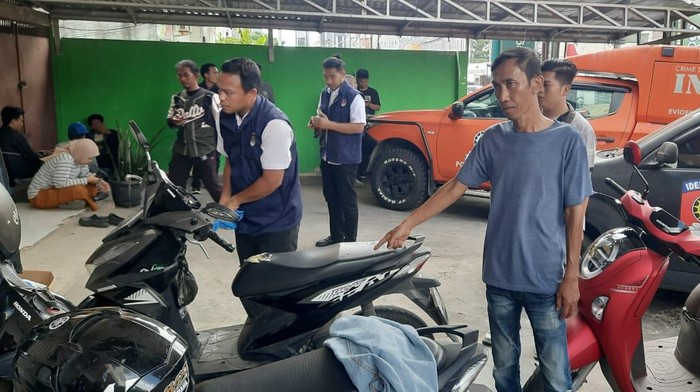 Pemilik motor Mulyadi menunjukan TKP pencurain sepeda motor