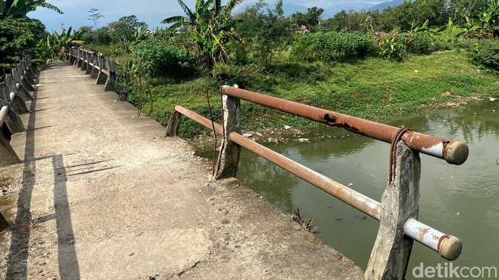 Penampakan handrail atau besi pipa yang ada di jembatan Sungai Cikeruh yang hilang diduga dicuri.