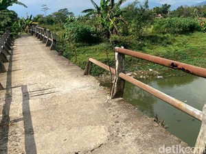 Ampun! Rayap Besi Gerogoti Handrail Jembatan Sungai Cikeruh
