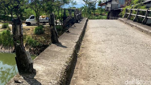 Penampakan handrail atau besi pipa yang ada di jembatan Sungai Cikeruh yang hilang diduga dicuri.