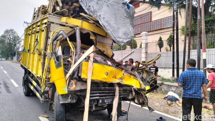 Penampakan truk colt diesel yang remuk