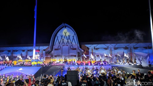 Penampilan 500 penari kolosal pada pembukaan Fornas ke VIII di depan kantor Gubernur NTB, Sabtu malam (26/7/2025). (Ahmad Viqi/detikBali).
