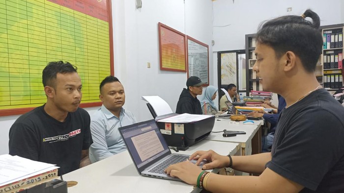 Tampang pria pelaku penculikan anak mantan pacar saat diperiksa penyidik Satreskrim Polres Sukabumi. Ia diamankan setelah membawa korban dari Sukabumi ke Lamongan, lalu ke Jakarta