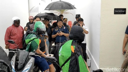 Adegan rekonstruksi tersangka Coskun, dan Tupou naik motor untuk pergi dari Villa Santisya, usai melakukan penembakan, Rabu (30/7/2025). (Agus Eka/detikBali)