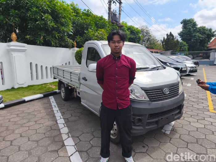 Penggugat Jokowi dalam perkara nomor 96/pdt.g/2025/PN Skt, Aufaa Luqmana Re A, berfoto dengan mobil Esemka jenis Bima di PN Solo, Rabu (30/7/2025).
