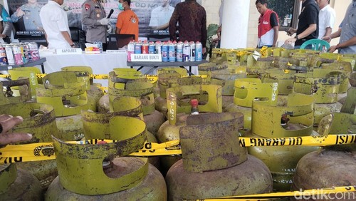 SY, tersangka pengoplos LPG subsidi ke kaleng portabel memakai baju tahanan dihadirkan saat konfrensi pers, di Mapolres Bima, Rabu, (30/7/2025). (Dok. Rafiin/detikBali)