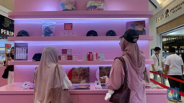 Pengunjung mengantre di pop-up store Rose Blackpink yang akan berlangsung mulai 30 Juli hingga 10 Agustus 2025 di Gandaria City. (CNBC Indonesia/Fergi Nadira)
