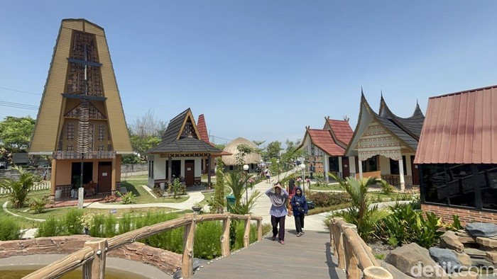 Pengunjung yang ramai berdatangan di Taman Bhinneka Surabaya