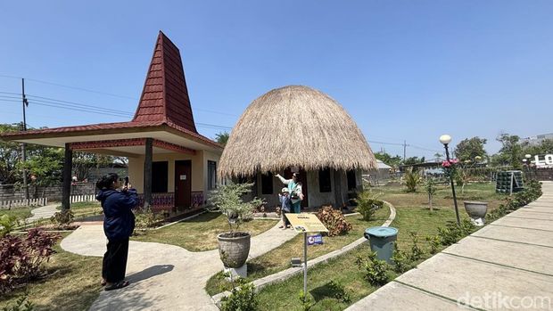 Pengunjung yang ramai berdatangan di Taman Bhinneka Surabaya