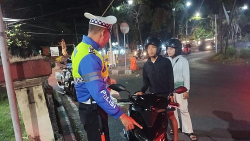 Penindakan terhadap pelanggar lalu lintas di Kecamatan Negara, Jembrana, saat Operasi Patuh Agung 2025, Minggu (27/7/2025). (Dok. Polres Jembrana)