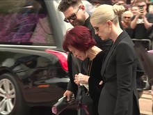 Video: Air Mata Penghormatan Sharon ke Ozzy Osbourne di Jembatan Black Sabbath Video: Air Mata Penghormatan Sharon ke Ozzy Osbourne di Jembatan Black Sabbath