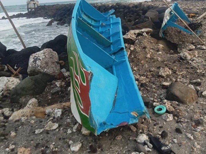 Perahu rusak diterjang gelombang laut di Dermaga Pamayangsari, Tasikmalaya.