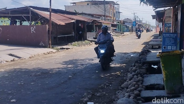 Penampakan Jalan Setia Makmur di Kabupaten Deli Serdang yang diperbaiki warga secara patungan