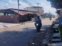 Tak Diperbaiki Pemkab, Warga Perbaiki Sendiri Jalan Rusak di Deli Serdang