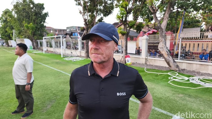 Pelatih Persis Solo Peter de Roo saat ditemui di Lapangan Banyuanyar, Solo, Rabu (30/7/2025).