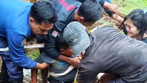 Petugas Damkar Sukabumi evakuasi bocah terperosok ke sumur.