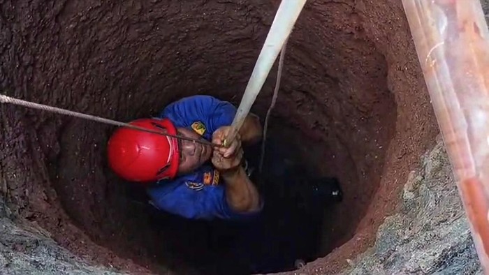 Petugas Damkar Sukabumi evakuasi bocah terperosok ke sumur.