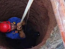 Detik-detik Dramatis Damkar Evakuasi Bocah dari Sumur Tua 15 Meter