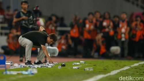 Pelatih Timnas Vietnam U-23, Kim Sang-sik, mengganggu Robi Darwis saat mau melakukan lemparan. Pelatih asal Korea Selatan itu menjelaskan alasannya.