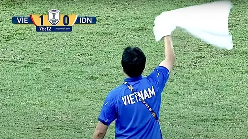 Pelatih kebugaran Yoon Dong-hun melambaikan handuk putih pada menit ke-77 saat Vietnam menang 1-0 atas Indonesia di final Piala AFF U-23 2025, di Stadion Utama Gelora Bung Karno, Indonesia, 29 Juli 2025.