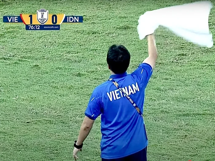 Pelatih kebugaran Yoon Dong-hun melambaikan handuk putih pada menit ke-77 saat Vietnam menang 1-0 atas Indonesia di final Piala AFF U-23 2025, di Stadion Utama Gelora Bung Karno, Indonesia, 29 Juli 2025.