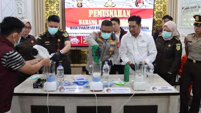 Polisi memusnahkan1,066 kg sabu yang diamankan dari kurir asal jaringan Malaysia