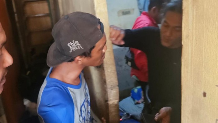 Polisi menangkap preman Tanah Abang, Jakarta Pusat yang viral memalak sopir truk, Rabu (30/7/2025).