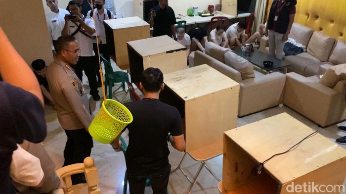 Polisi menggerebek 11 WNA China pelaku online scam yang bermarkas di rumah mewah di Lebak Bulus, Jaksel, Rabu (30/7/3035).