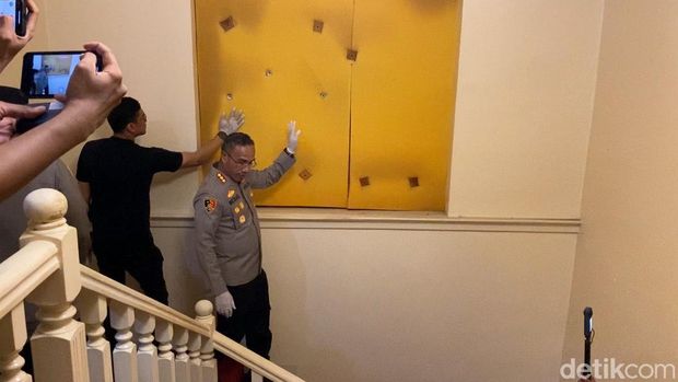 Polisi menggerebek rumah di Jaksel nan dijadikan markas online scam oleh 11 WN China.