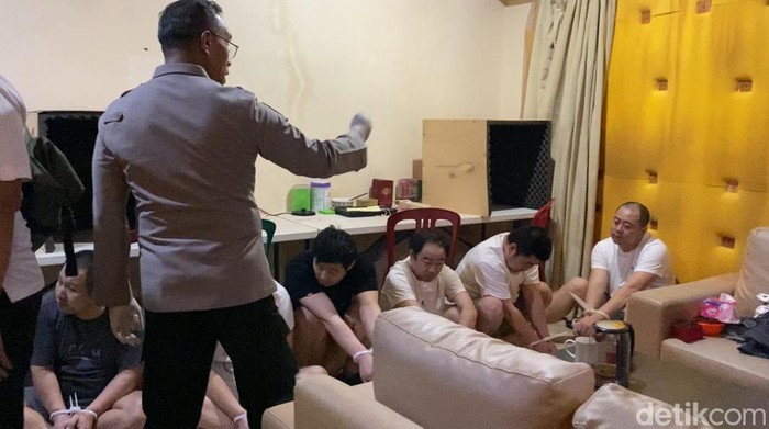 Polisi menggerebek rumah di Jaksel yang dijadikan markas online scam oleh 11 WN China. Polisi menggerebek rumah di Jaksel yang dijadikan markas online scam oleh 11 WN China.