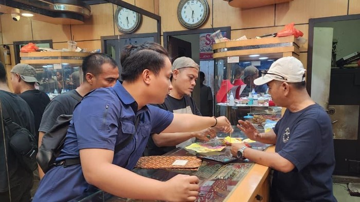 Polisi menggerebek toko yang menjual emas palsu di Pasar Mandau, Kabupaten Bengkalis, Rabu (30/7/2025).
