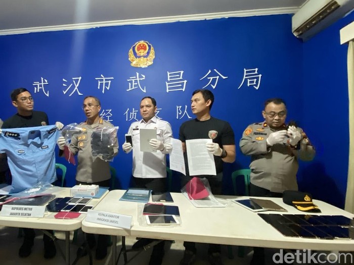 Polisi menangkap 11 WN China sindikat pelaku penipuan online atau online scam bermarkas di rumah mewah di Jakarta Selatan. (Devi/detikcom)
