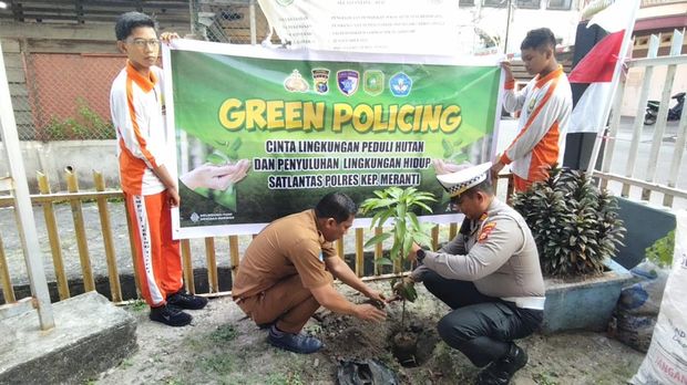 Polres Kepulauan Meranti menggencarkan aksi penanaman pohon di tingkat SMP hingga SD, Selasa (29/7/2025).