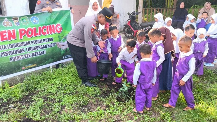 Polres Kepulauan Meranti menggencarkan aksi penanaman pohon di tingkat SMP hingga SD, Selasa (29/7/2025).