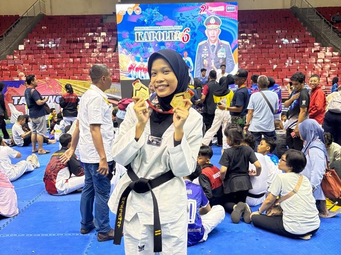 Polwan muda Polresta Solo, Bripda Abi Nindya, meraih dua gelar juara dalam ajang Taekwondo Piala Kapolri Cup ke-6 tingkat nasional di GOR Jatidiri Semarang, 25–27 Juli 2025.