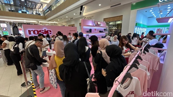 Puluhan penggemar Rose BLACKPINK padati pop-up store 