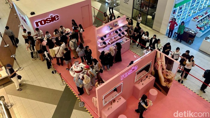 Puluhan penggemar Rose BLACKPINK padati pop-up store 