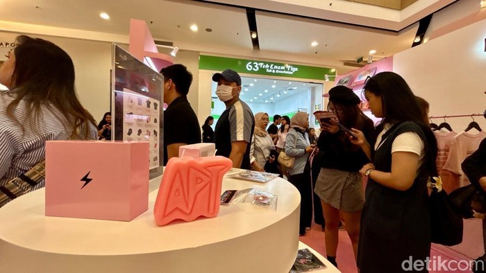 Puluhan penggemar Rose BLACKPINK padati pop-up store 