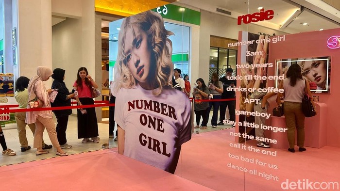Puluhan penggemar Rose BLACKPINK padati pop-up store 