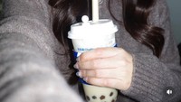 Sering liburan ke Jepang, Lula pamerkan fotonya ketika minum bubble tea sambil jalan-jalan. Foto: Instagram @lulalahfah