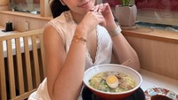 Tak hanya di Tokyo, Lula juga cukup sering ke Osaka. Ia sempat mencicipi ramen autentik ala Jepang di wilayah Dotonbori. Foto: Instagram @lulalahfah