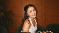 Rayakan acara makan malam yang spesial, Lula pilih restoran Thailand yang elegan. Ia memesan menu tomyum di sana. Foto: Instagram @lulalahfah