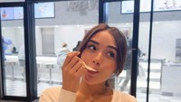 Kalau ini foto Lula cicip es krim dari brand lifestyle ’KITH’ yang ada di Tokyo, Jepang.  Foto: Instagram @lulalahfah