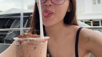 Jalan-jalan ke Singapura, Lula tak melewatkan kesempatan untuk minum Milo Dinosaurus yang jadi minuman ikonik di sana. Foto: Instagram @lulalahfah