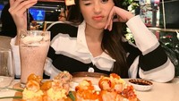 Terakhir ini momen Lula berbuka puasa dengan menyantap sushi hingga milkshake. Foto: Instagram @lulalahfah