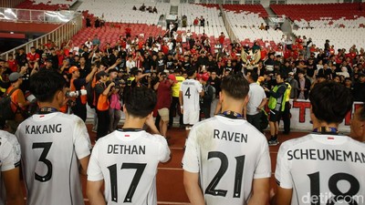 Potret Pemain Timnas Indonesia U-23 Hampiri Suporter Usai Laga